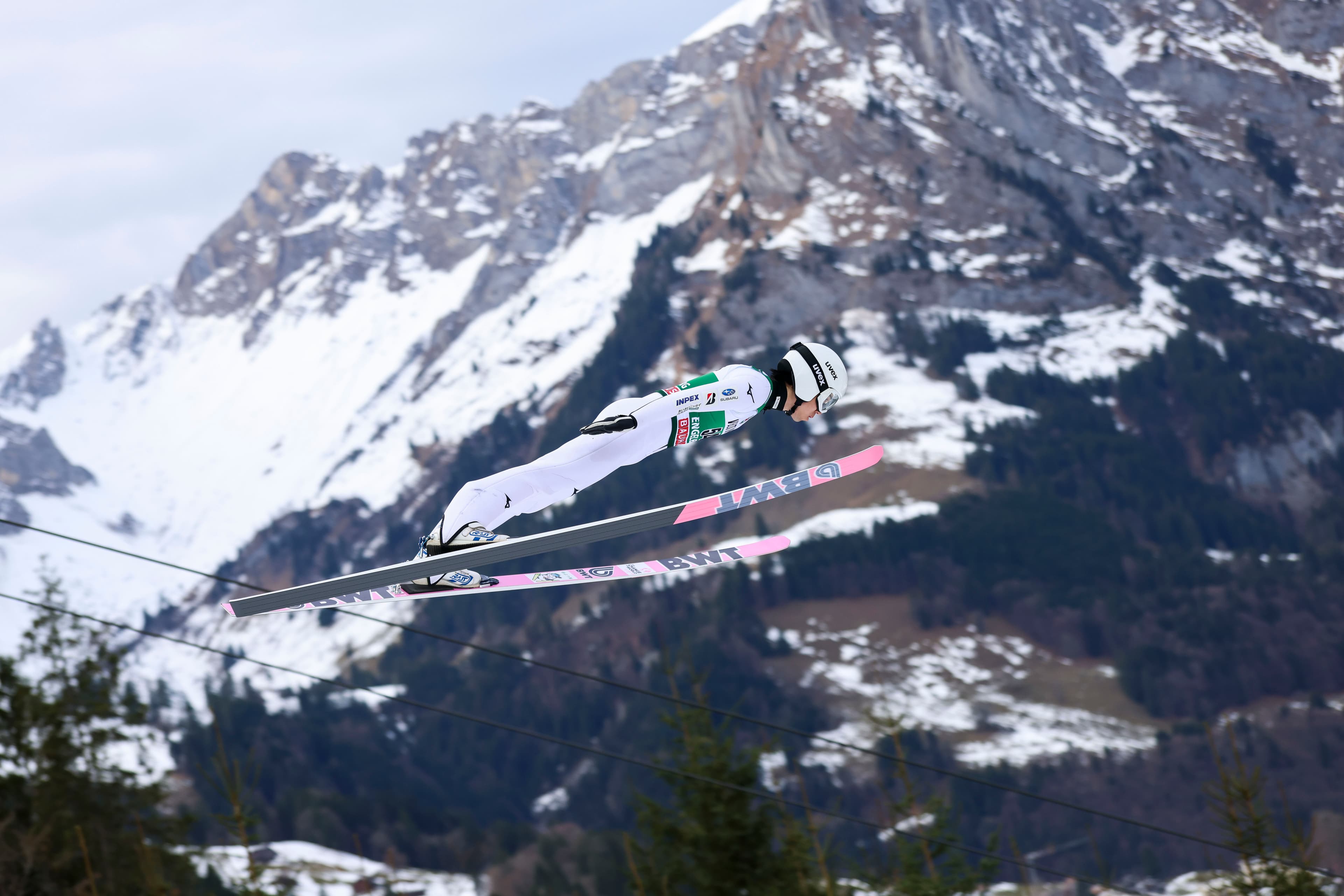 アルプスを背景に飛行する中村直幹