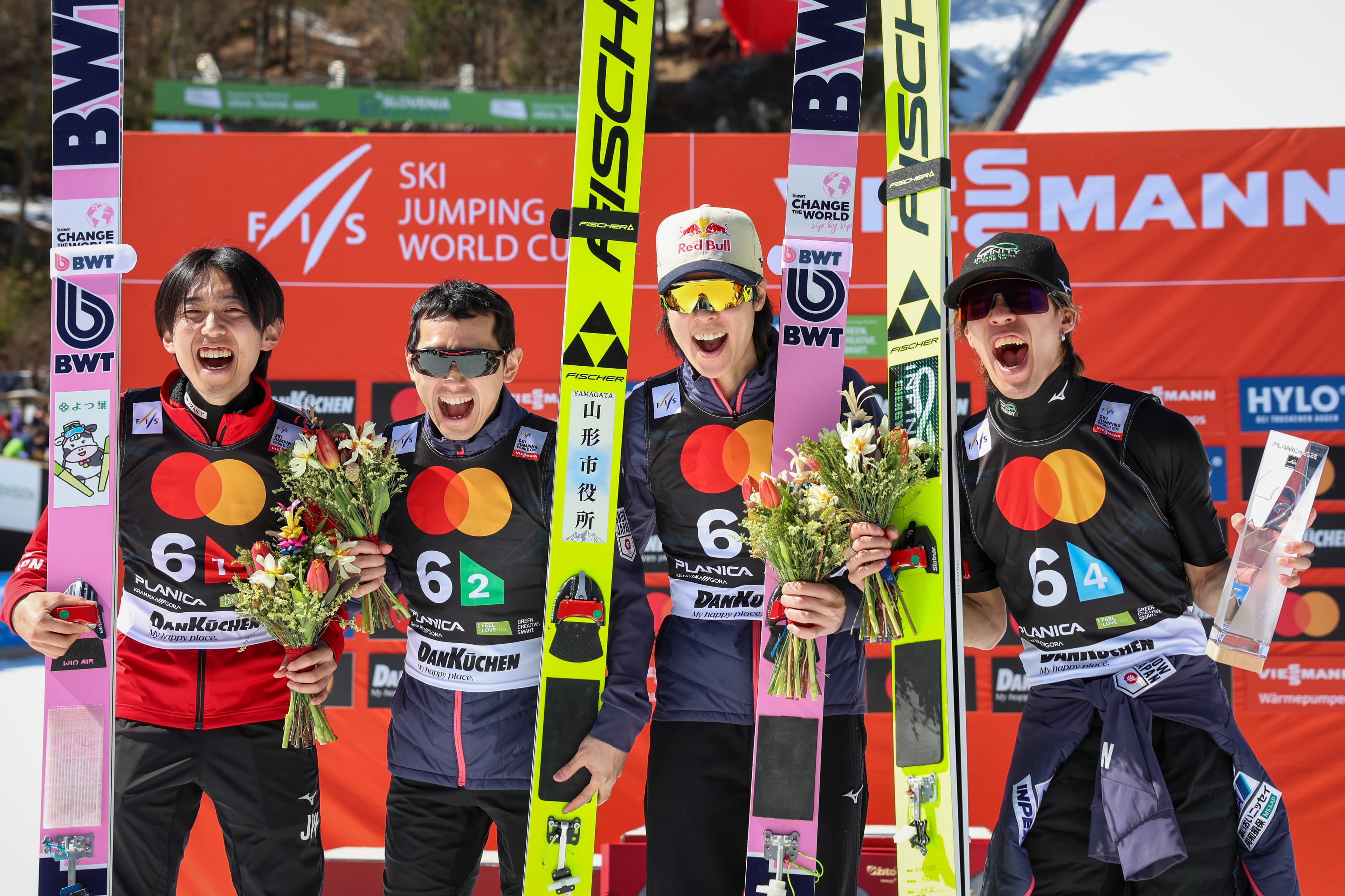 表彰台に並ぶチームメンバー